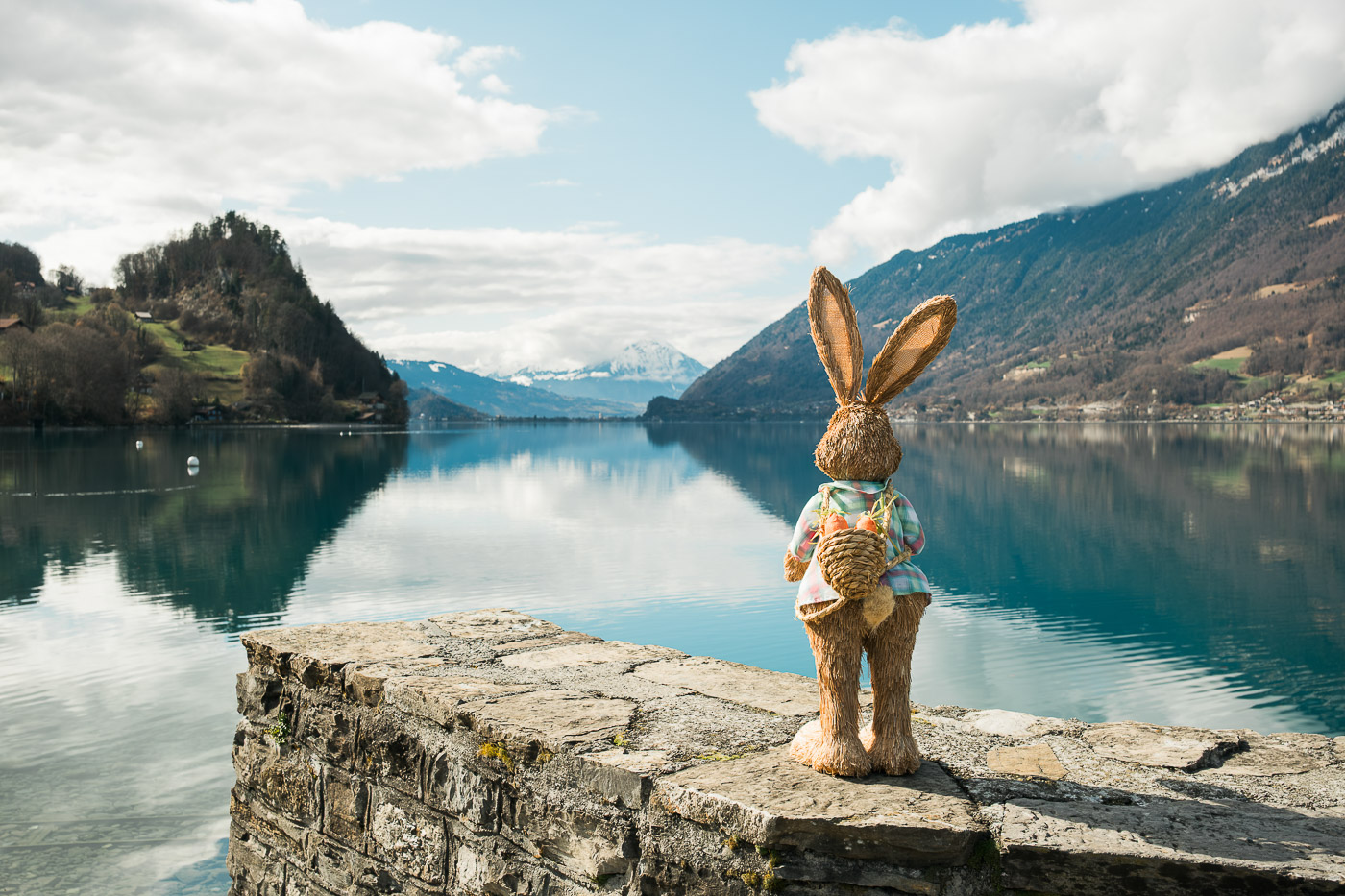 Osterhase auf dem Steg mit Blick auf den Brienzersee
