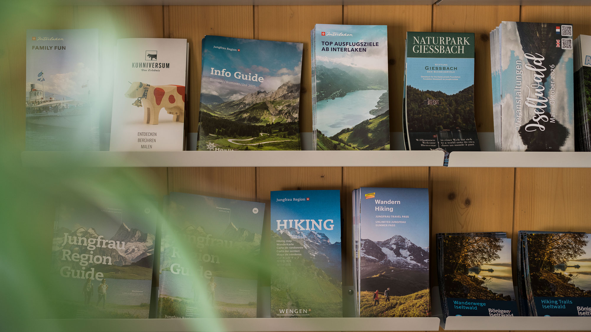 Broschüren und Informationsmaterialien in der Tourist Info in Iseltwald.